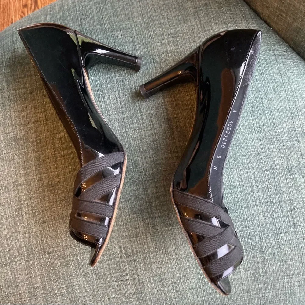 Stuart Weizman Women’s patient leather peep toe black heels size 8. EUC!
